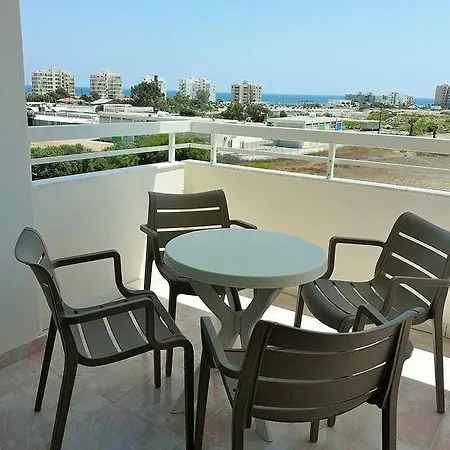 401 Camelia Court * לרנקה