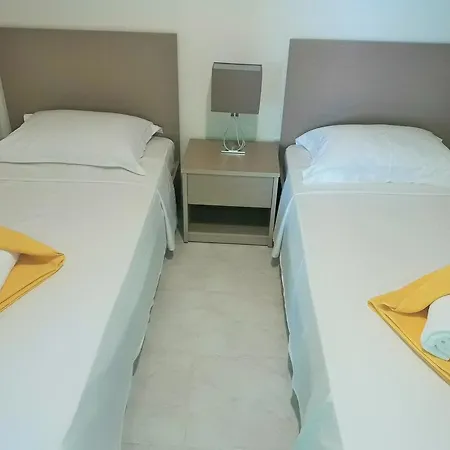 401 Camelia Court דירה