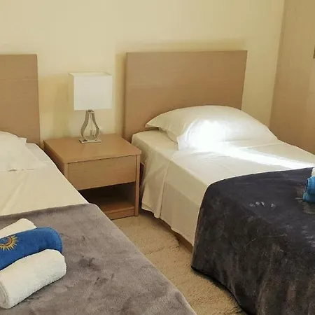 Apartament 401 Camelia Court *